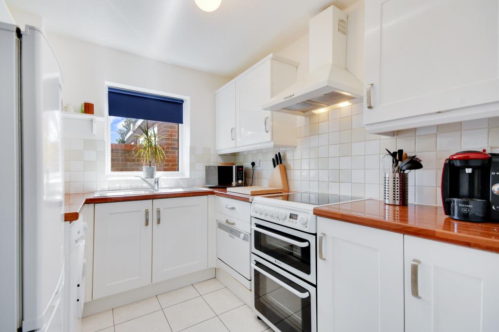 Lot: 106 - TWO-BEDROOM FLAT IN CITY CENTRE LOCATION - Well presented modern Kitchen